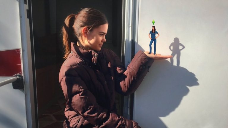 Maia Mitchell ‏presenta su Simself