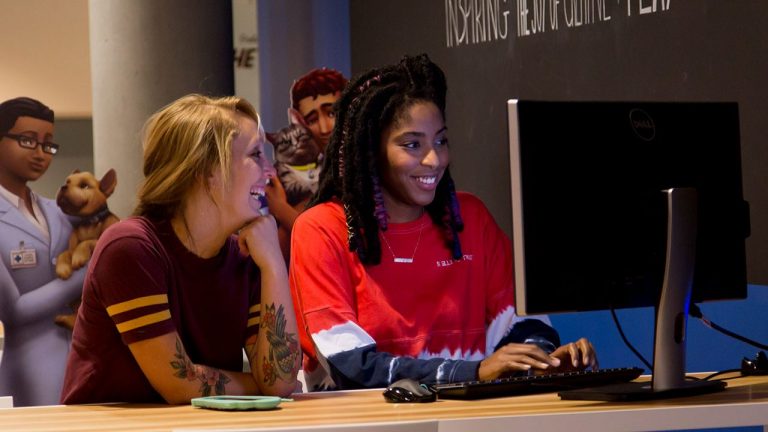 ¡Jessica Williams visita las oficinas de Maxis!