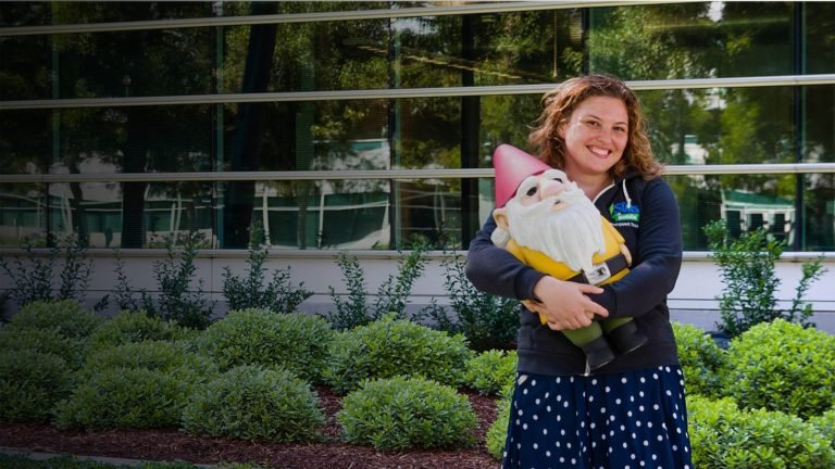 EN SUS PROPIAS PALABRAS: A la escritora de comedia Miriam Wilson le encanta el humor negro del mundo de los Sims