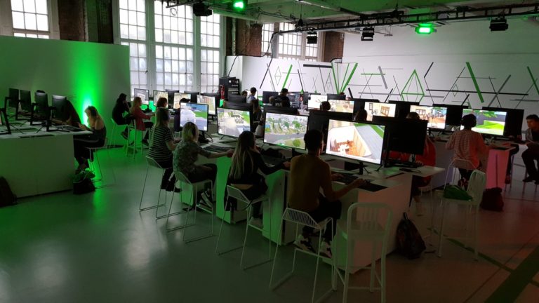 Simmers jugando Los Sims 4 ¡Rumbo a la Fama!