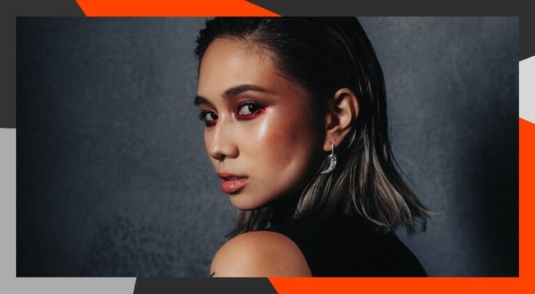 La cantante NIKI promociona su canción Switchblade en Los Sims 4