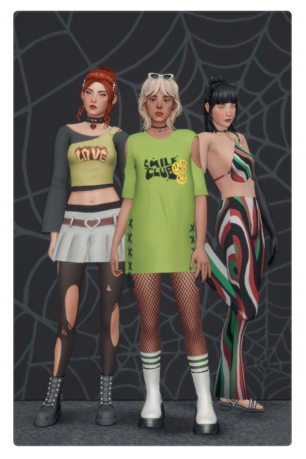 Tres Sims mostrando las prendas de la colección Sueño adolescente