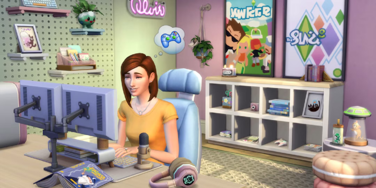Una Sim con camiseta amarilla usa un ordenador con dos monitores en una habitación decorada en tonos pastel.