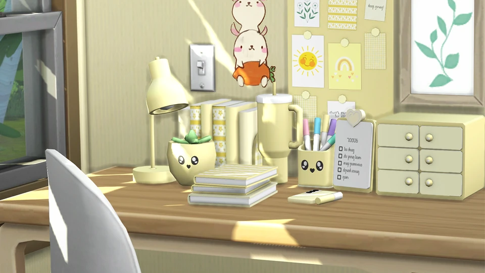 Escritorio decorado con Dream Dormitory Decor en Los Sims 4, con lámpara amarilla, cuadernos, portalápices y una pequeña planta.
