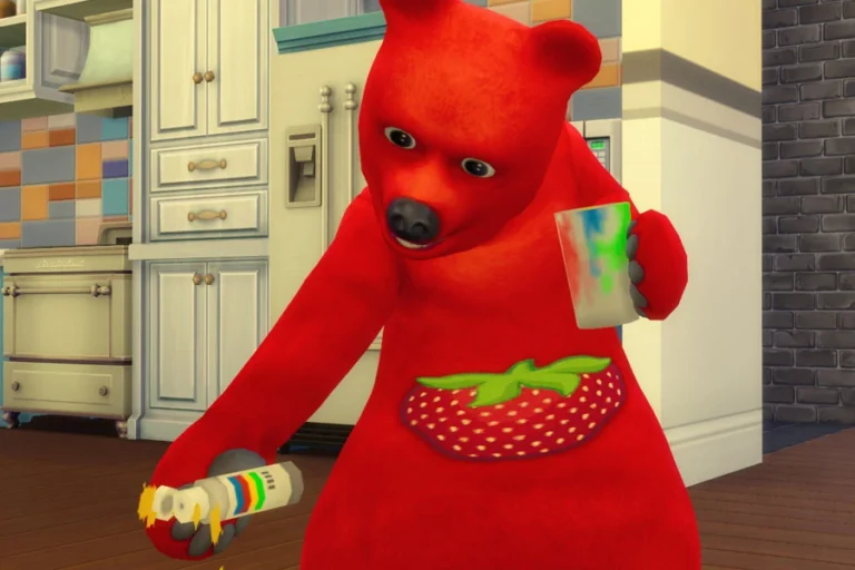 Un niño con disfraz de oso rojo durante una fase infantil de Los Sims 4 Papás y Mamás