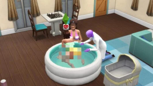 Escena de parto en el agua con la partera y un acompañante