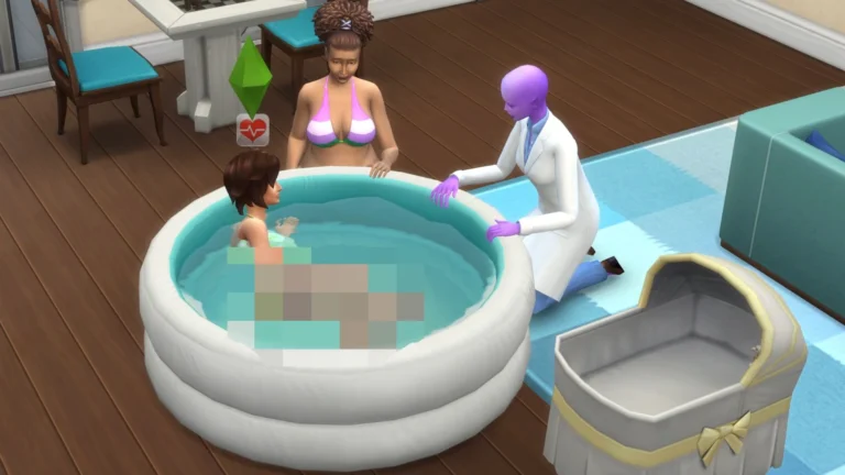 Una Sim dando a luz en una piscina con el mod de partos realistas de PandaSama