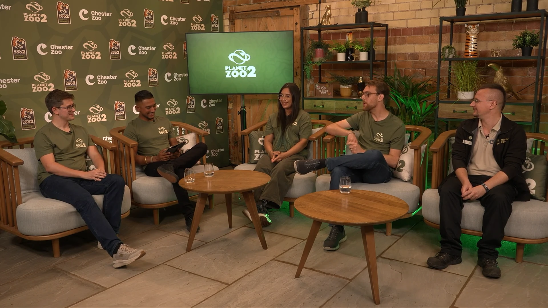 Cinco participantes conversan en el escenario del Zoological Summit.
