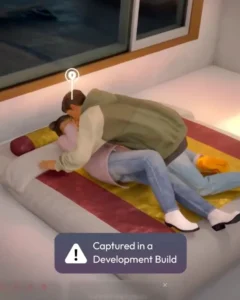 Dos Zois se abrazan sobre una cama en un avance de inZOI capturado en una versión en desarrollo.