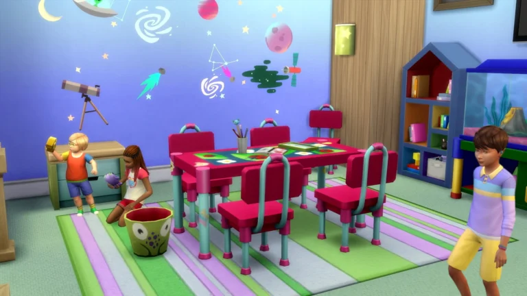 Tres Sims peques en un cuarto de juegos con mesa rosa, mural espacial, juguetes y acuario.