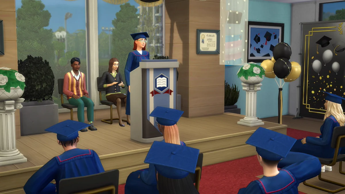 Sims con toga y birrete frente a un escenario decorado para una graduación en Rockridge Heights High.