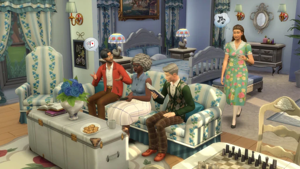Cuatro Sims ancianos en una habitación con sofá y cortinas florales, cama doble, lámparas de pato y una mesa con galletas.