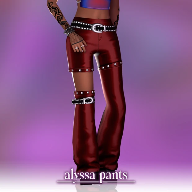 Pantalones Alyssa rojos con cinturones y detalles metálicos